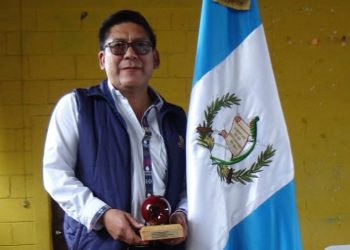 Reconocen a gobernador de Sacatepéquez por su apertura a la prensa