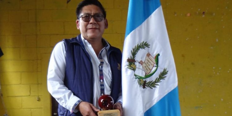 Reconocen a gobernador de Sacatepéquez por su apertura a la prensa