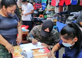 Militares vacunan contra el COVID-19 a vendedores del mercado de Mazatenango