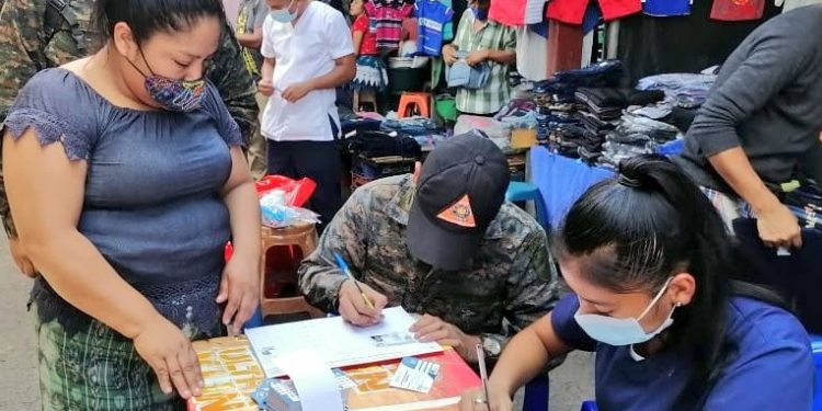 Militares vacunan contra el COVID-19 a vendedores del mercado de Mazatenango