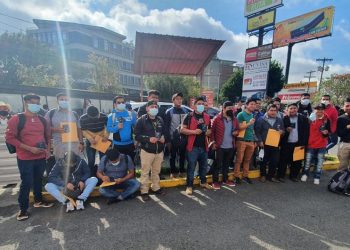 Trabajajdores temporales reciben pasaporte