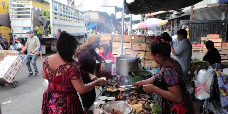 Vendedores del mercado La Terminal.