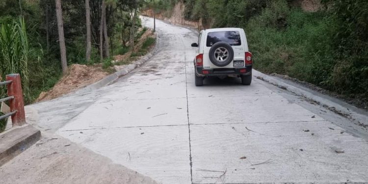 Continúa mejoramiento de caminos rurales en Zacualpa