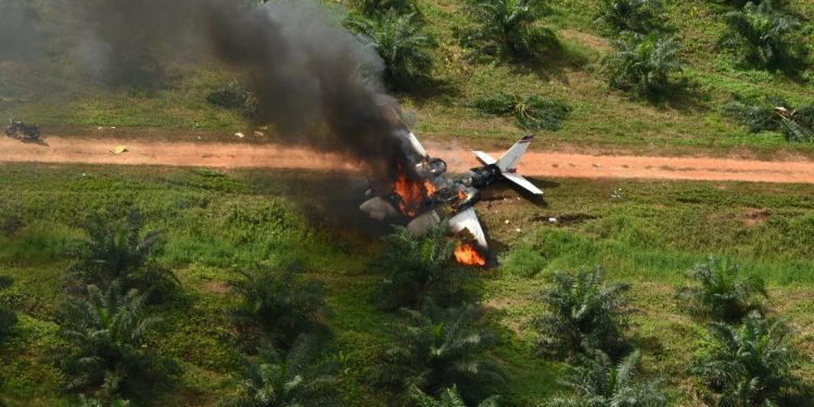 FOTOS. Destruyen aeronave usada para trasladar cocaína en Petén