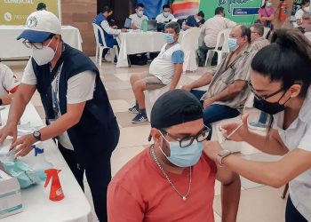 Vacunación contra el COVID-19 llega a más de 143 mil vecinos de Retalhuleu