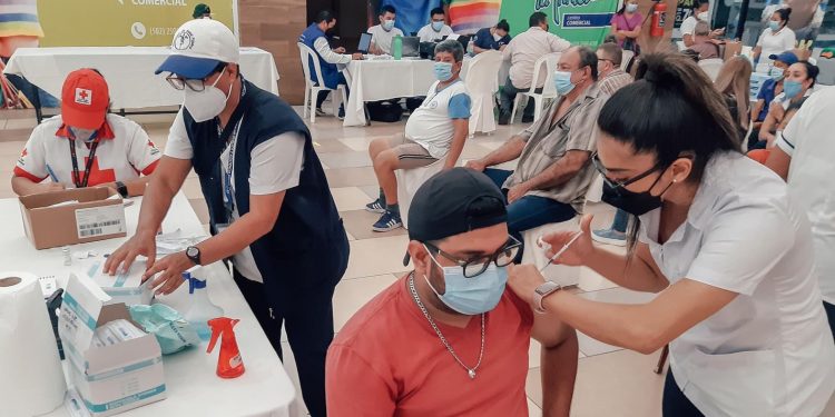 Vacunación contra el COVID-19 llega a más de 143 mil vecinos de Retalhuleu