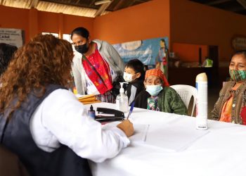 Gobierno acerca servicios públicos a vecinos de San Cristóbal Verapaz