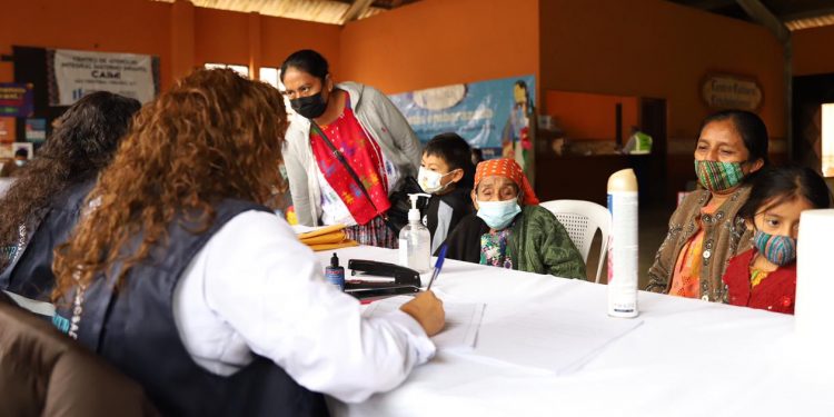 Gobierno acerca servicios públicos a vecinos de San Cristóbal Verapaz