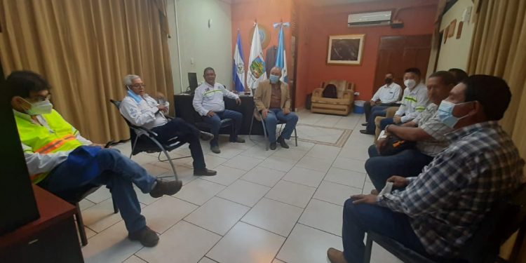 Gobernador de Jutiapa media en conflicto para continuar con mejoramiento de carretera