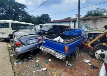 Autoridades de Santa Rosa retiran vehículos chatarra de la vía pública