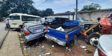 Autoridades de Santa Rosa retiran vehículos chatarra de la vía pública