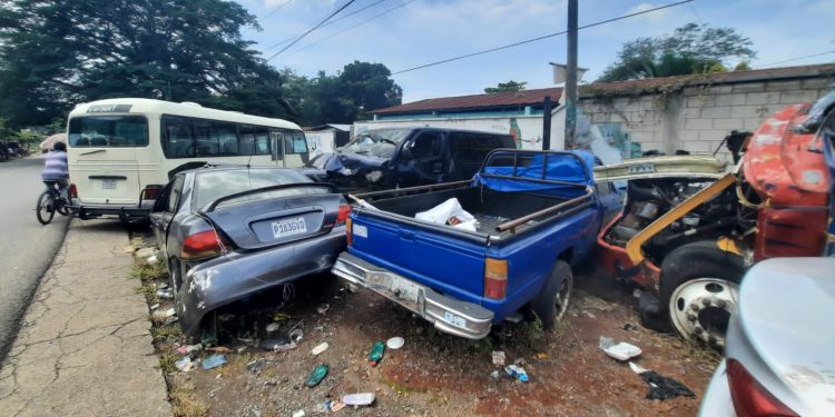 Autoridades de Santa Rosa retiran vehículos chatarra de la vía pública