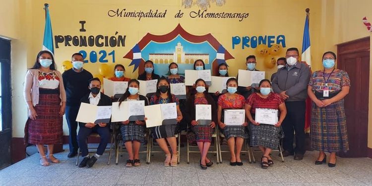 Beneficiarios del Programa Nacional de Educación Alternativa clausuran ciclo en Momostenango