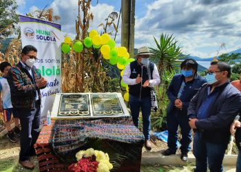 Inauguran camino rural que beneficia a 180 familias en Sololá