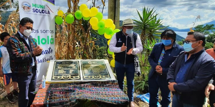 Inauguran camino rural que beneficia a 180 familias en Sololá
