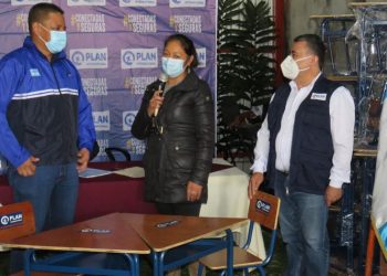 Donación de mobiliario contribuye a la educación en Baja Verapaz