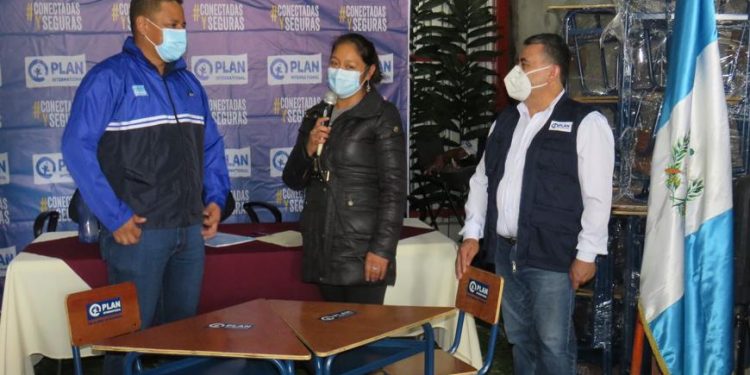 Donación de mobiliario contribuye a la educación en Baja Verapaz