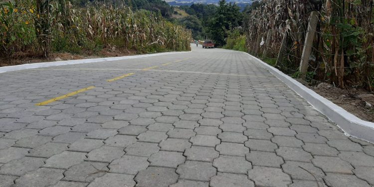 Vecinos de Santa Cruz Balanyá cuentan con mejor vía de comunicación