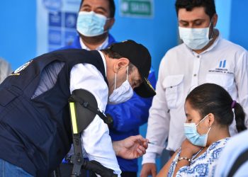 Mandatario visita Jalapa y participa en Plan Nacional de Vacunación contra COVID-19