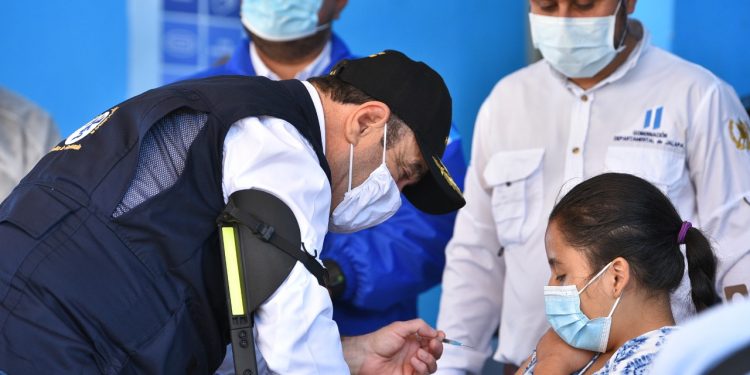 Mandatario visita Jalapa y participa en Plan Nacional de Vacunación contra COVID-19