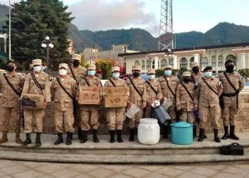 Reservistas militares de Totonicapán apoyan a personas de escasos recursos y en condición de calle