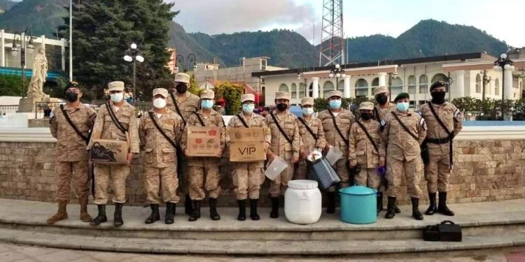 Reservistas militares de Totonicapán apoyan a personas de escasos recursos y en condición de calle