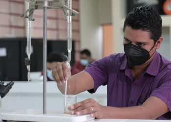 Estudiantes son beneficiados con equipo de laboratorio y de cómputo en Zacapa