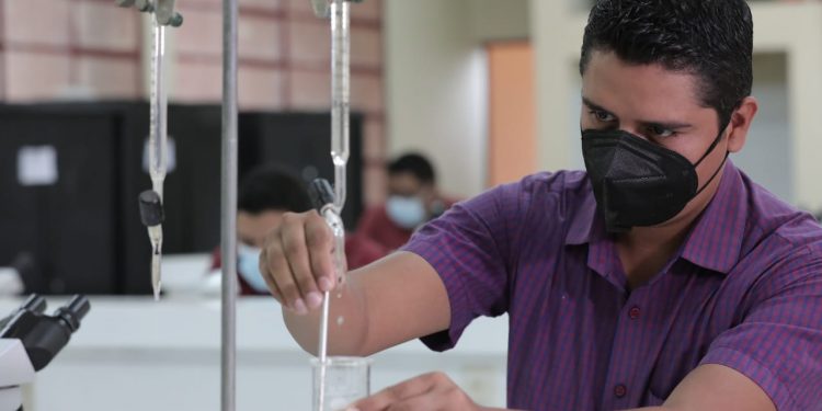 Estudiantes son beneficiados con equipo de laboratorio y de cómputo en Zacapa