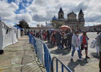 Padres llevan a sus hijos a recibir dosis contra COVID-19 en Plaza de la Constitución