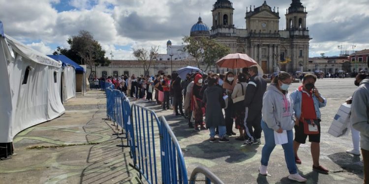 Padres llevan a sus hijos a recibir dosis contra COVID-19 en Plaza de la Constitución