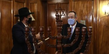 Presidente participa con la comunidad judía la festividad del Janucá