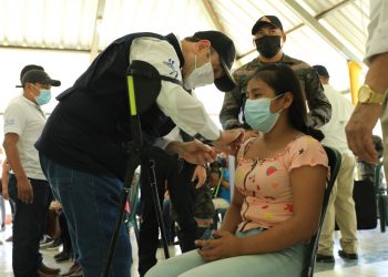 Presidente lidera jornada de vacunación contra el COVID-19 en Suchitepéquez