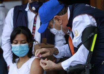 Sacatepéquez acude a jornada de vacunación liderada por mandatario