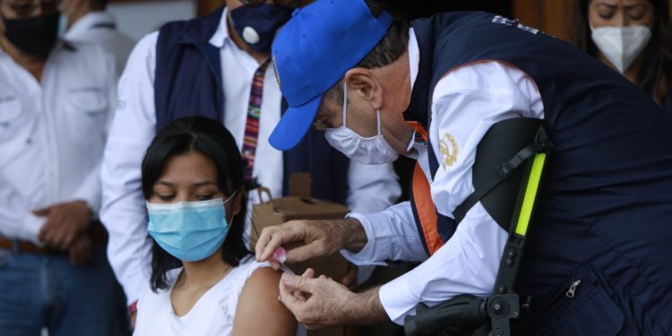 Sacatepéquez acude a jornada de vacunación liderada por mandatario