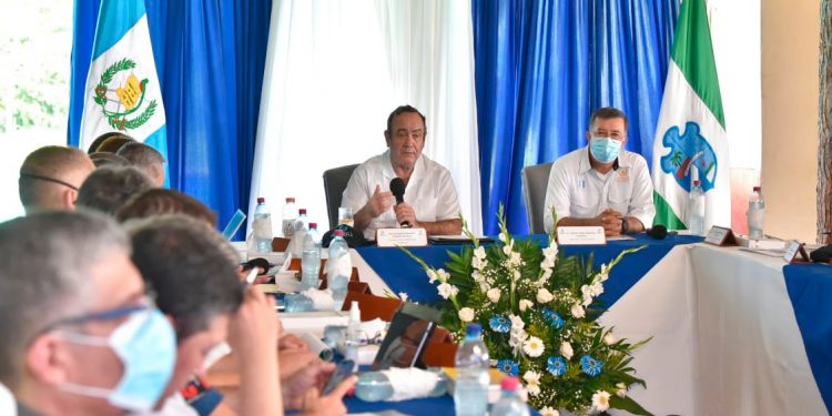 Gira presidencial: Presidente inicia reunión de trabajo con alcaldes de Retalhuleu