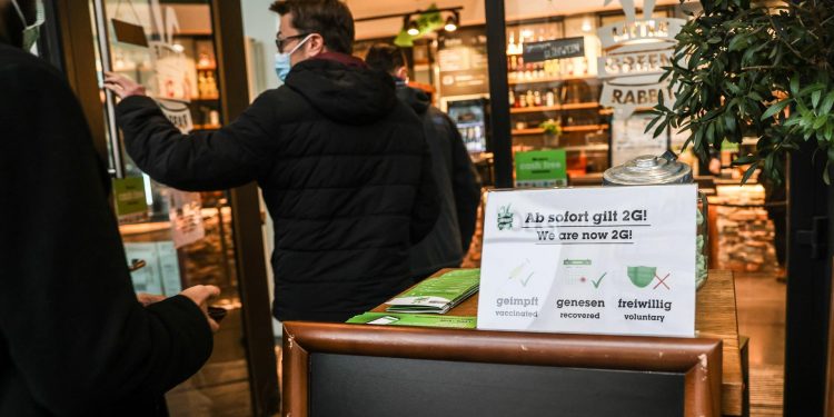 Alemania busca una fórmula para romper la ola más fuerte de la pandemia