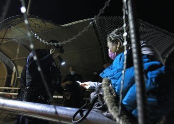 Apertura de la frontera México-EE. UU. reactiva el comercio y une familias