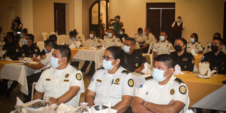 Capacitan a agentes policiales en cultura de paz en Retalhuleu