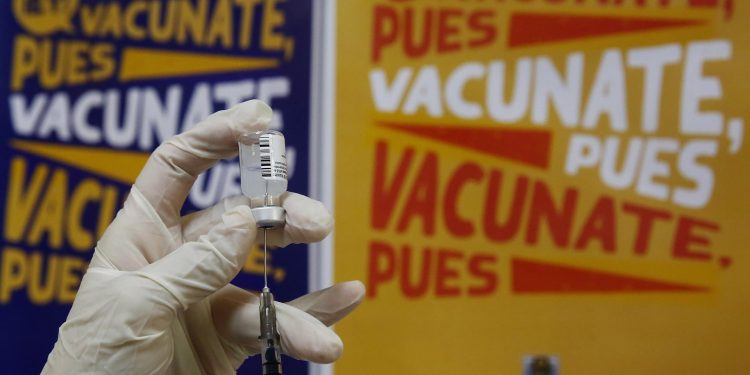 Colombia empieza a exigir carné de vacunación COVID-19 para lugares de ocio