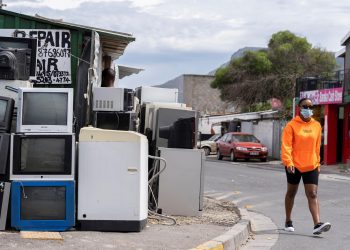 La OMS determina que nueva variante es de riesgo y la bautiza como “ómicron”