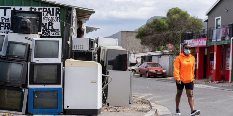 La OMS determina que nueva variante es de riesgo y la bautiza como “ómicron”