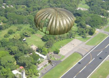 Comienza curso básico de paracaidismo para personal civil