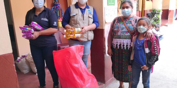 Sesan entrega alimentos a familias en Aguacatán, Huehuetenango