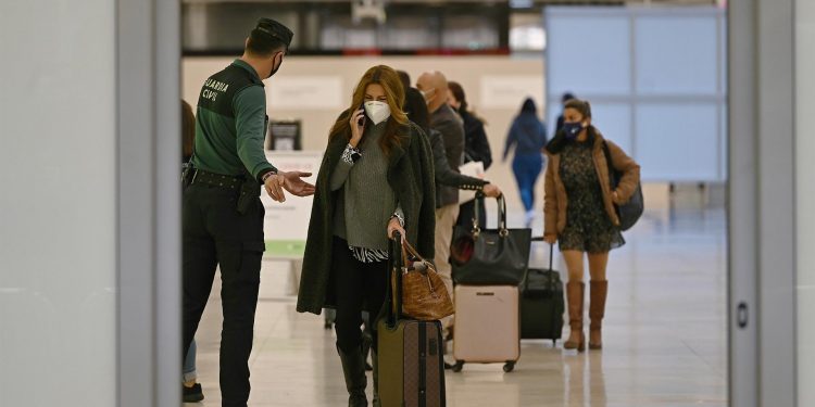 España endurece los controles en las entradas ante la nueva variante ómicron