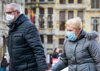 Vacunación estancada y relajación causan repunte de contagios en Europa