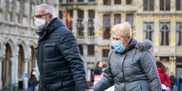 Vacunación estancada y relajación causan repunte de contagios en Europa