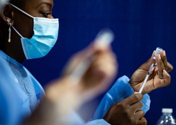 Macron apuesta por extender la tercera dosis a partir de los 50 años