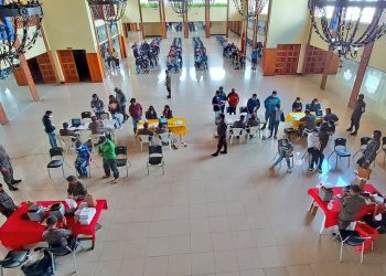 Vacunan contra coronavirus a cerca de 6 mil adolescentes en instalaciones militares