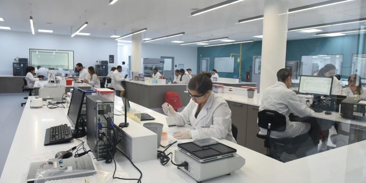 Brasil autoriza importar un componente de la vacuna de COVID-19 hecho en Argentina