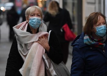 El Reino Unido apuesta por mascarillas y más vacunas contra la ómicron